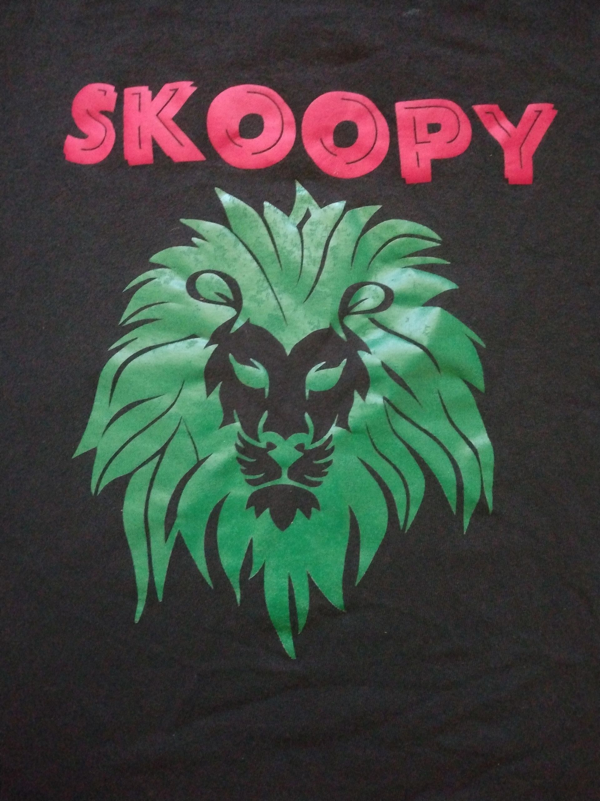 Skoopy green red and black lion T-Shirt